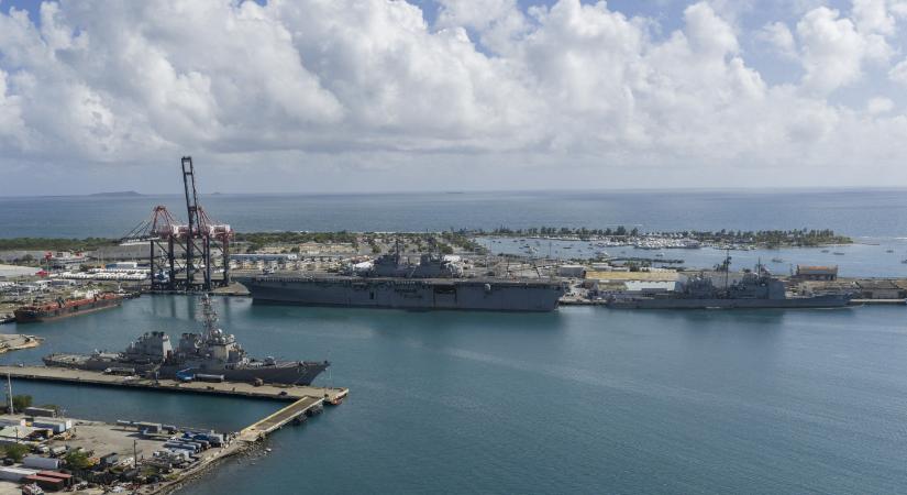 Egymásnak koccant az amerikai haditengerészet két hajója