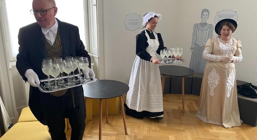 Kosztümös esküvői láz a soproni Lenck-villában