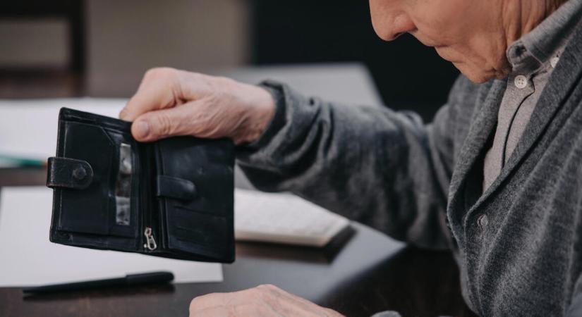 Hiába jött a 13. és 14. havi nyugdíj, egyre szegényebbek az idősek