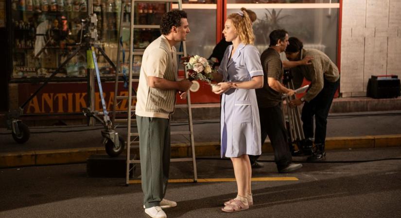 Gyorsan beránt a cukormázba vont 90-es évek, de a Beléd estem sorra hagyja ki a ziccereket