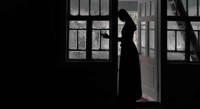 Megbetegítette a párt az álomotthonuk - sötét titkokra bukkantak a házban