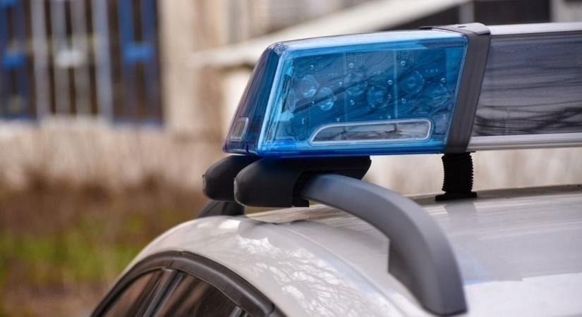 Lassítást követően ütközött két autó – drámai karambol a 442-esen