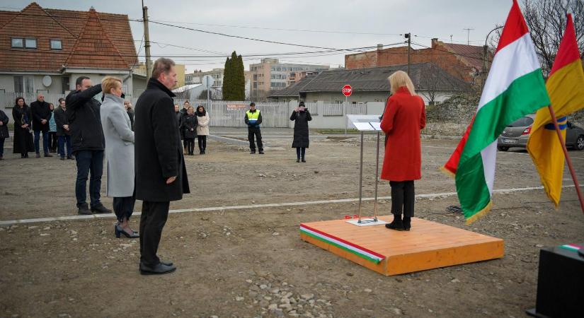 A sátoraljaújhelyi fideszes képviselőjelölt leírta, hogy egy döngölt földdel átadott 40 millió forintos parkoló jól példázza a Fidesz és az Orbán-kormány gondolkodását