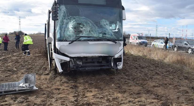 Autóbusz sodródott le az R1-esről Šintavánál – több sérültet kórházba szállítottak