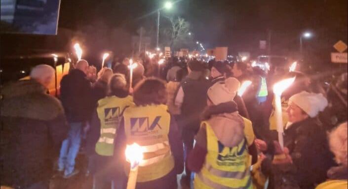 „A Pilis zöld, nem fekete” – civilek tüntetnek Pilisjászfalun az oda tervezett akkuhulladékos cég ellen