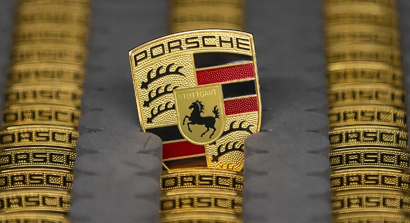 Bajban van a Porsche: két modellnek is búcsút inthetünk