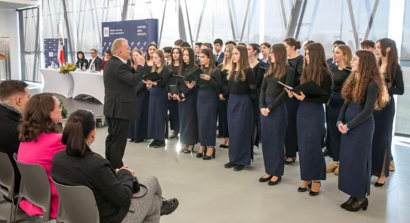 Ünnepélyes diplomaátadó a Sóstói Stadion rendezvénytermében – elköszöntek az Óbudai Egyetem Alba Regia Karának végzősei (galéria)