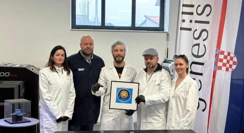 Előbb az űrbe küldi majd elárverezi alkotását a kaposvári művész