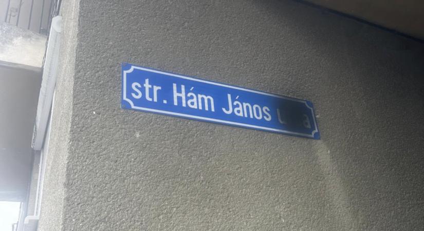Magyar feliratú táblákat fújtak le fekete festékkel Szatmárnémetiben