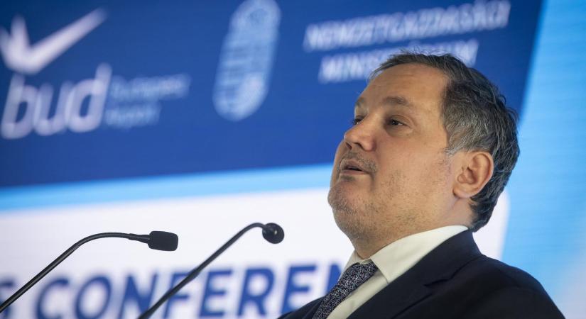 A luxuslakosztályba készülő Nagy Márton inkább lemondta az osztrák szállodába tervezett találkozóját, miután megjelent a helyszínen a 444