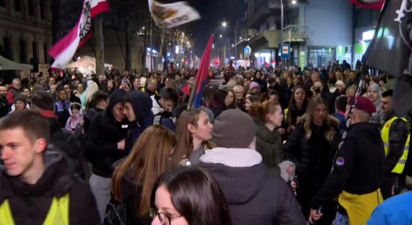 Megérkeztek a diákok Valjevóba, piros szőnyeggel várták őket (videóval)