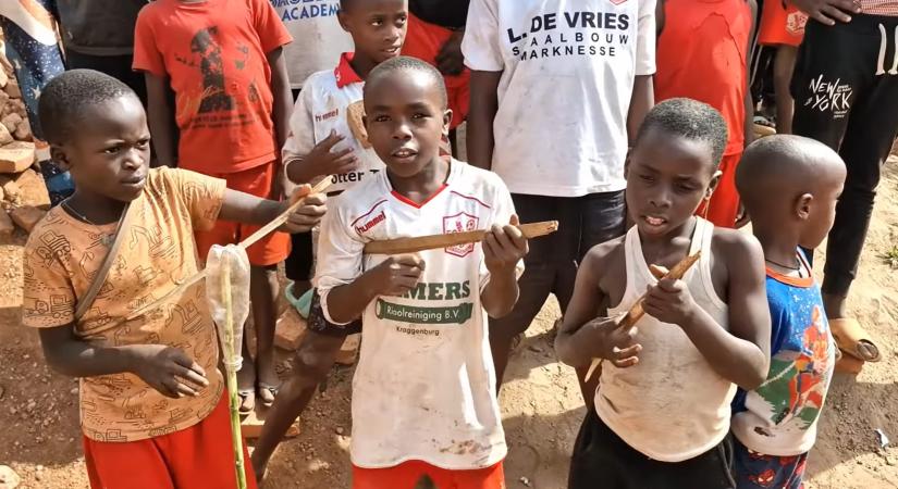 Így éneklik ruandai gyerekek a KFT Afrika című számát magyarul