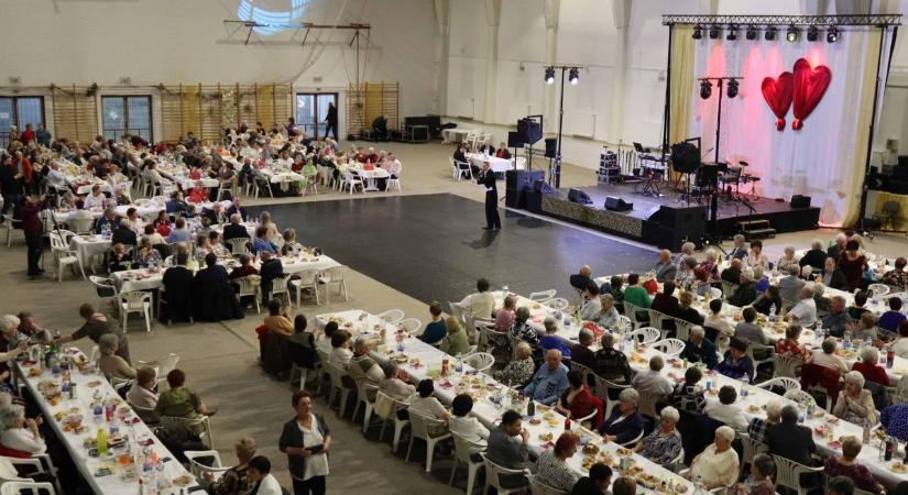 Négyszázan mulattak együtt: zsúfolásig telt a makói sportcsarnok