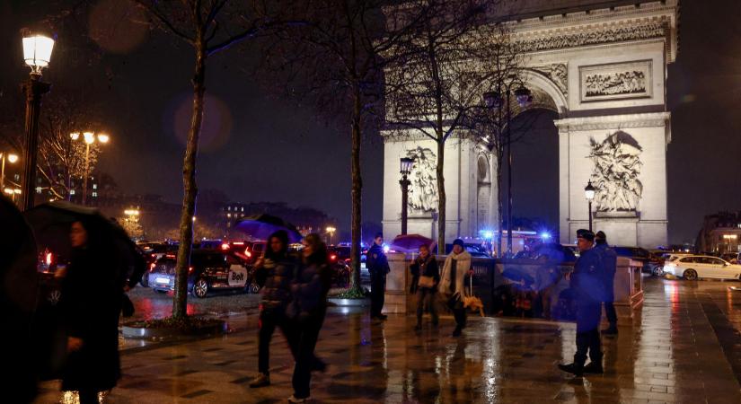 Késsel támadt meg egy férfi egy rendőrt a párizsi Diadalív alatt