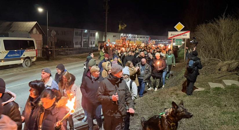 Fáklyákkal vonultak Pilisjászfalun az akkumulátor-feldolgozó ellen: „Nem adjuk a Pilist”