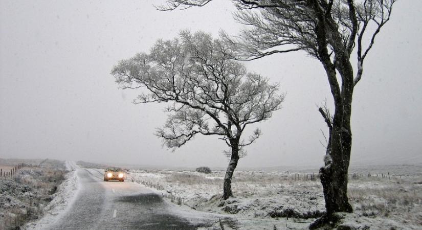 Mint egy őrült ki letépte láncát, úgy ront ránk a februári tél