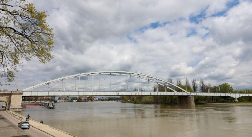 Baljós árnyak a Tisza felett: olyasmi érkezik ma, aminek senki nem örül
