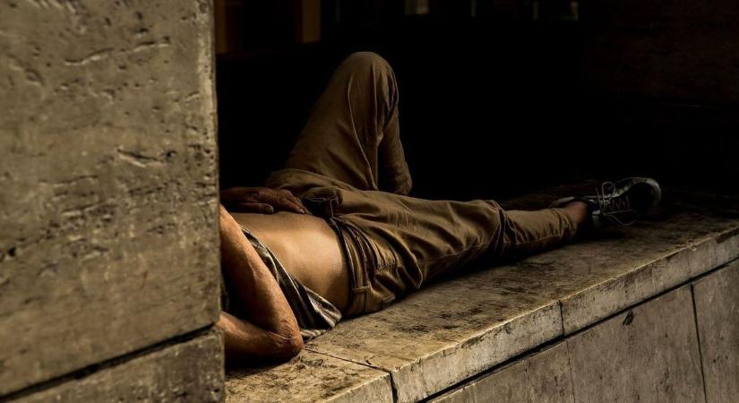 Ittas, alvó embereket fosztott ki a huszonéves visszaeső