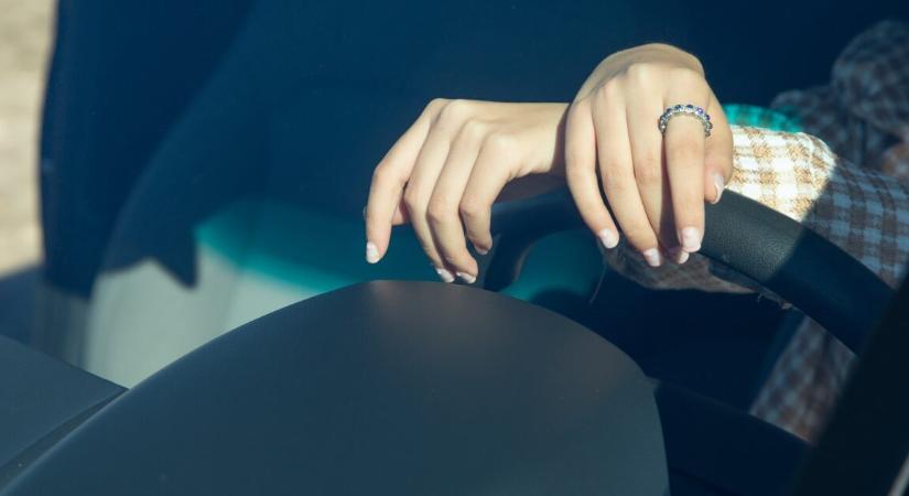 Havi 44,7 milliós fizetéssel vonul nyugdíjba egy 30 éves nő