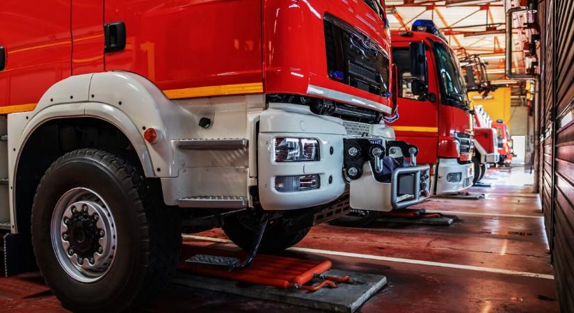 Tűzesethez rohanó tűzoltót bírságolt meg egy rendőr Romániában – a jogosítványát is elvették