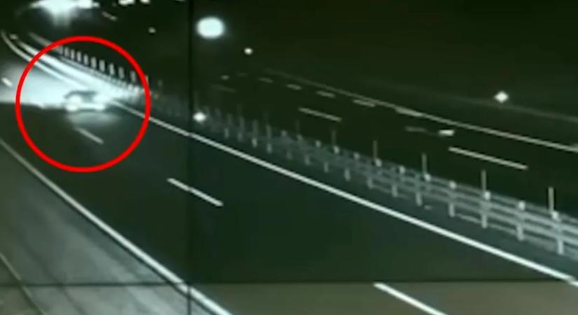 Vérfagyasztó videón, mit művelt egy őrült autós az M4-esen