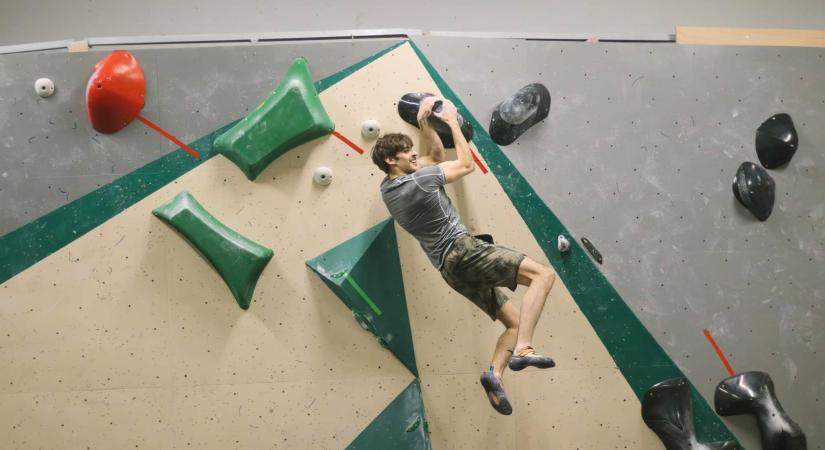 „Szerelem volt első látásra” – A kolozsvári Petrov Áron elszántan mászik álmaiért (VIDEÓ)