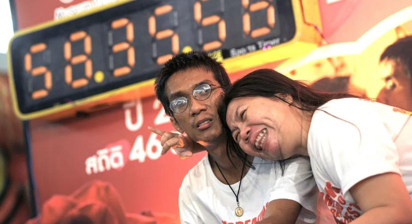 Világrekorder házaspár: örökre övék a leghosszabb csók cím