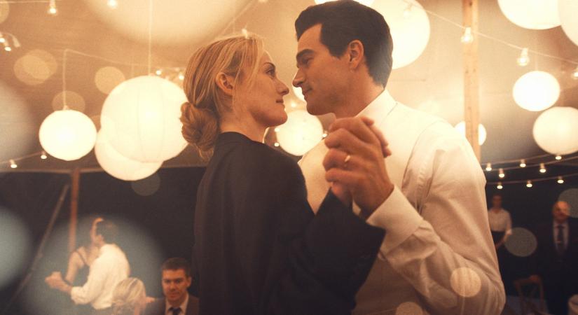 Mától nézheted: 89%-kal kezdett az új romantikus életrajzi sorozat John F. Kennedy Jr. és Carolyn Bessette-Kennedy kapcsolatáról, már a streamingóriás platformján!