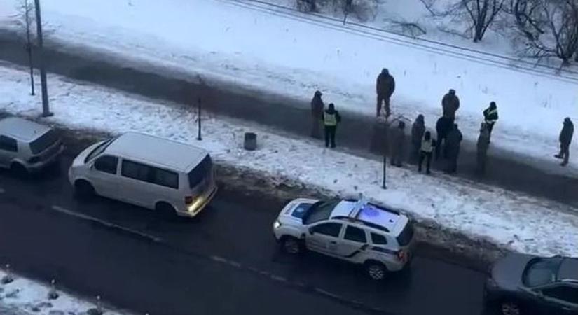 Kényszersorozás elől menekülve: az ember már a nyílt utcán sincs biztonságban