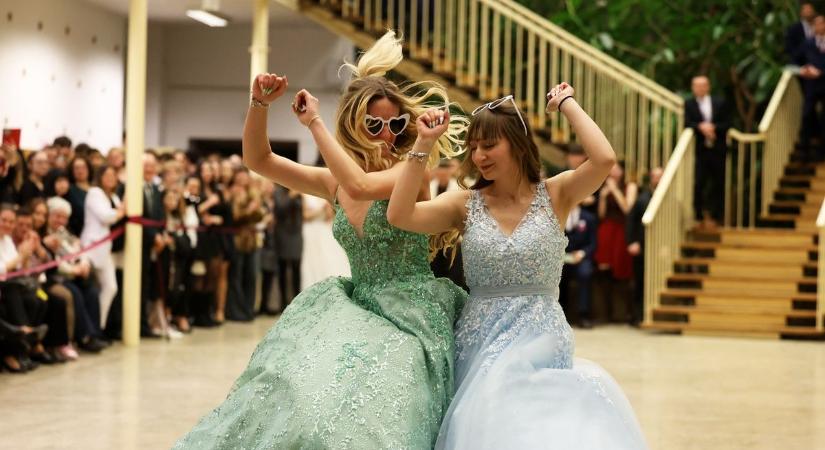 Szalagot kaptak a gépészesek és ezzel együtt egy ígéretet is tettek önmaguknak