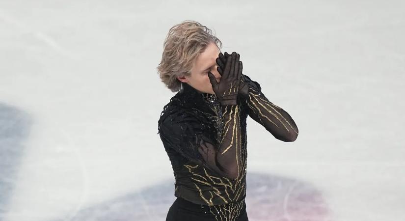 Dráma a jégen: a téli olimpia legnagyobb sztárja összeomlott a döntőben – videó