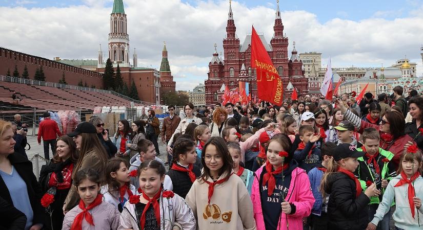 Már az oroszok is unják a háborút, de azért követik a vezérüket