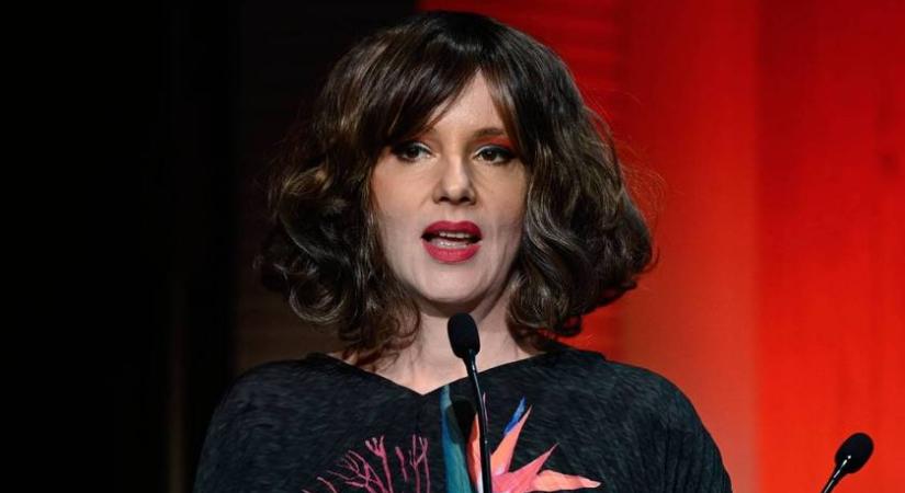 Karafiáth Orsolya a 2000-es években volt tévésztár: 49 évesen, derékig érő hajjal nagyon másképp néz ki