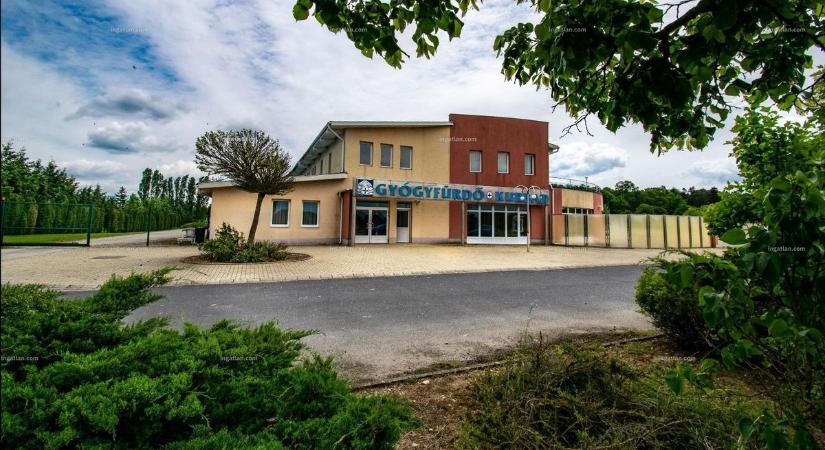 Szelestei fürdő: gyógyvíz, termálkút és óriásmedence – most mind eladó