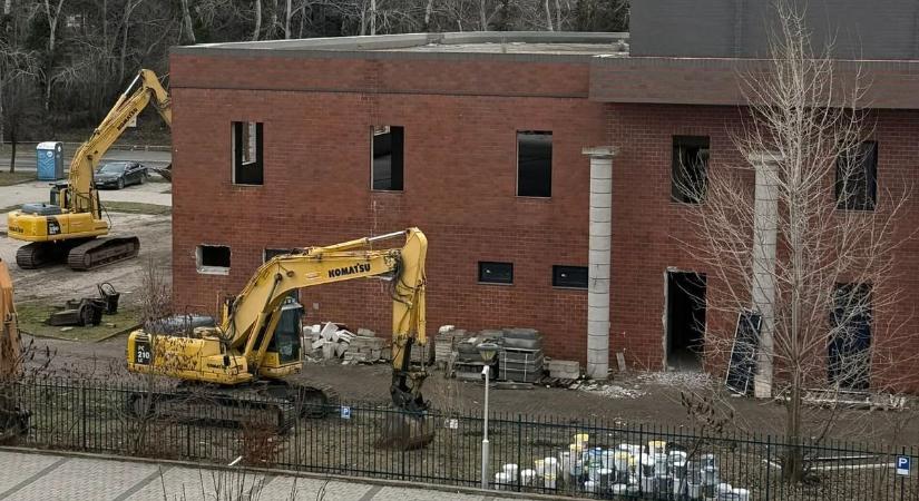 Megjelentek a munkagépek a Galerius-tömbnél, a helyiek aggódnak, hogy végleg élhetetlenné válik az érintett partszakasz