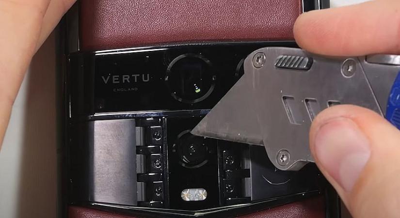 Videón, ahogy megkínoznak egy 2 millió forintos luxus-okostelefont