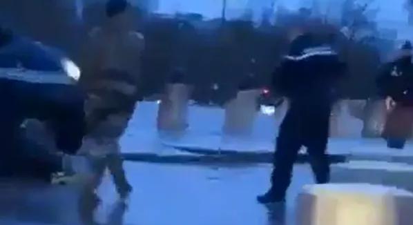 Késsel támadt rendőrökre egy férfi Párizs szívében