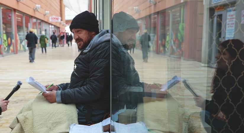 A szegedi utcák költője aprópénzért adja a lelkét: ez Nagy Zsolt megrázó története – videóval