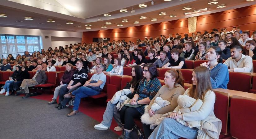 A Felvidék számos pontjáról érkeztek fiatalok a komáromi Selye János Egyetem Nyílt Napjára