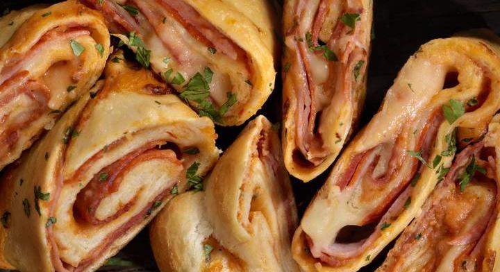 Házi pizzás táska gazdag töltelékkel: csak szeretni lehet