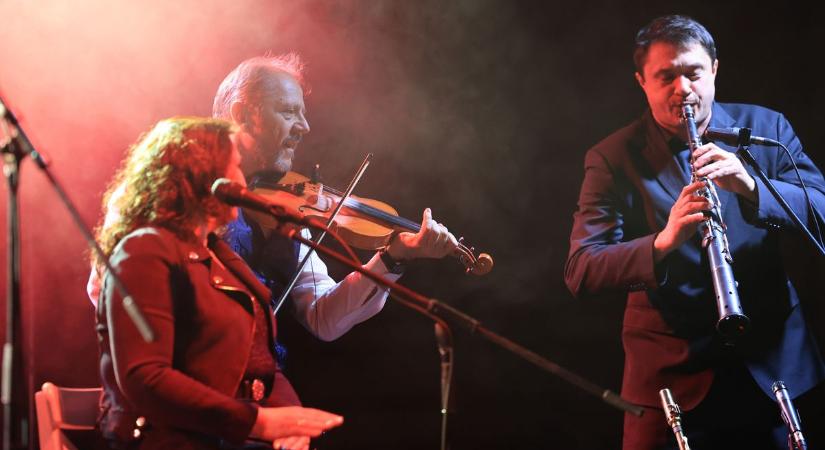 Bogyiszlón adott koncertet a Csík zenekar (galéria)
