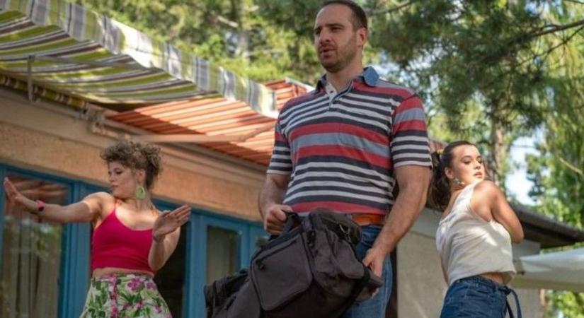 Bemutatták a sikerfilm színházi változatát - Puskás-Dallos Peti és Brasch Bence is szerepet kapott