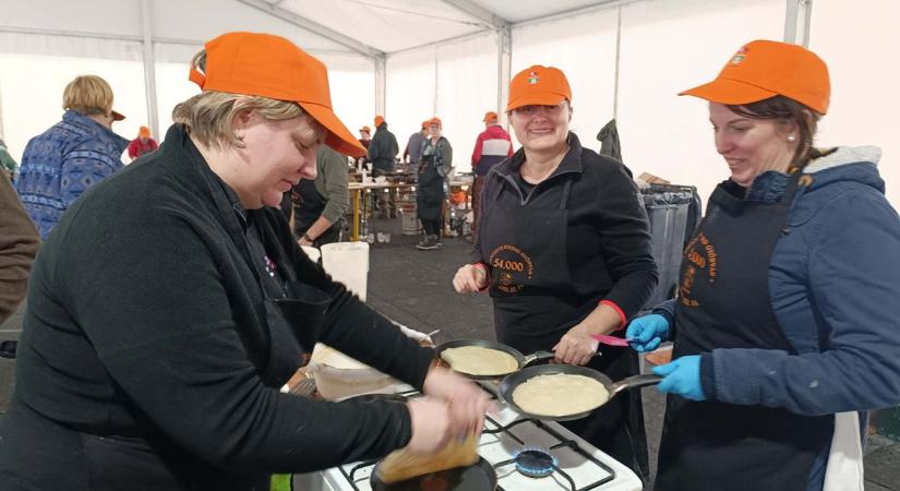 Győrvári böllérfesztivál: főnek, sülnek a finomságok, megdőlt a palacsinta Guinness-rekord - fotók