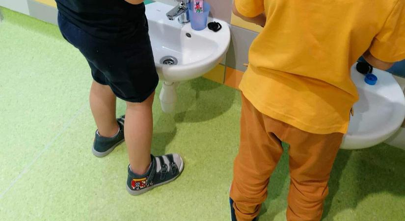 Vádat emeltek egy bölcsődei nevelőnő ellen, aki két kisgyereket is bántalmazott