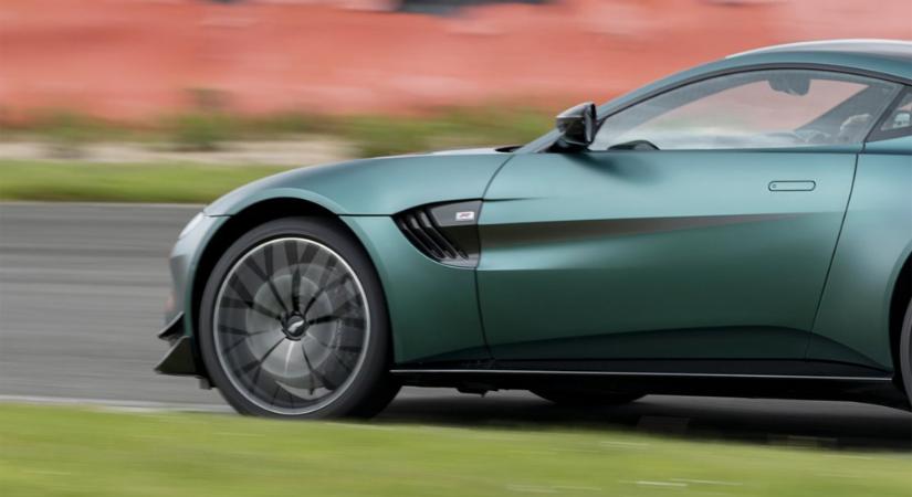 Forma-1 ihletésű Aston Martin csapódott buszmegállóba Győrben