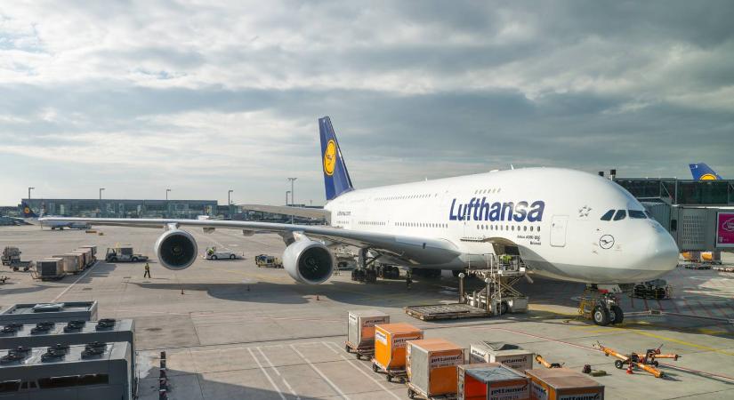 Utasok ezrei ragadtak a reptéren a népszerű légitársaság sztrájkja miatt, óriási kártérítéseket is kaphatnak