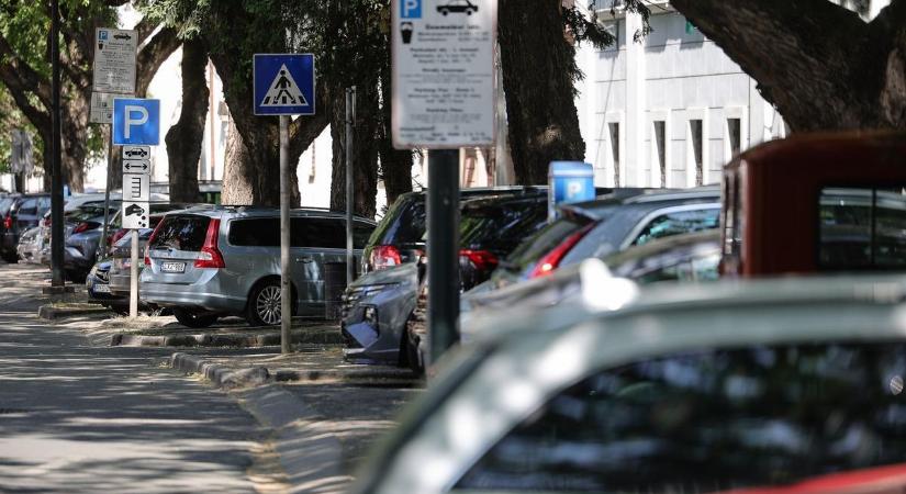 Jó hír az autósoknak: eltörlik ezt pluszdíjat, ennek biztos, hogy örülnek majd