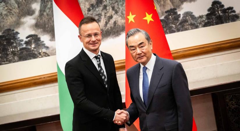 Keményen odaszólt Japánnak a kínai külügyminiszter