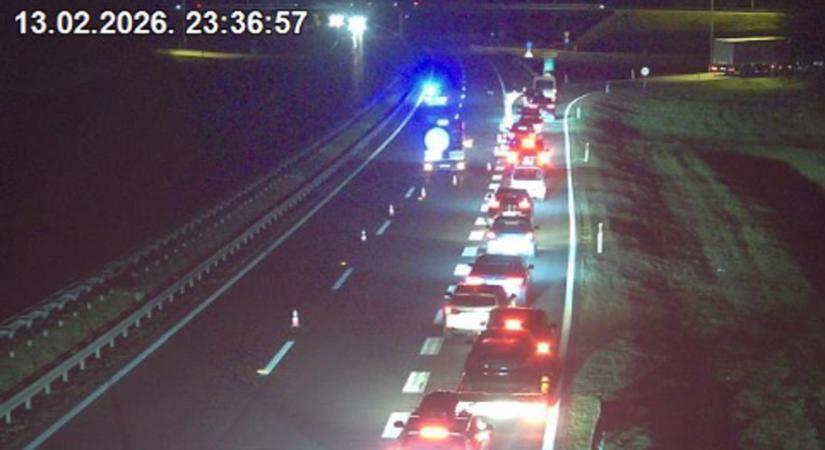 Négyen futottak át az autópályán, ketten meghaltak