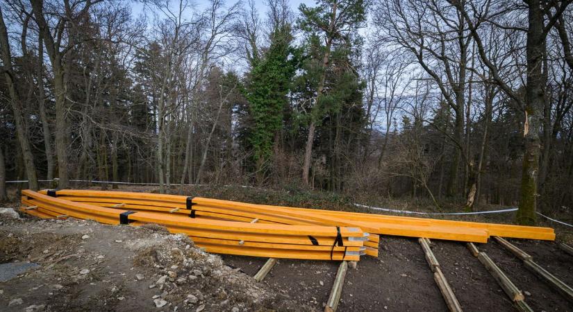 Folytatódik a Várhely kilátó építése - fotók